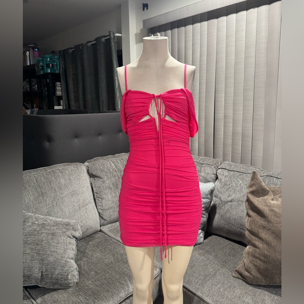 🍒BUNDLE 2 ITEMS FOR $8✨
🌸AMTIOUS cut out pink mini dress ✨